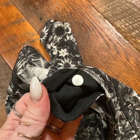 Lululemon Black White Floral Print Wunder Under Leggings Size 6 - Picture 3 of 8